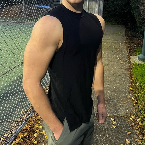 ALPHALETE MEN SLEEVELESS SPLIT END TANK TOP VEST T SHIRT ALL BLACK WORKOUT SPORT - Picture 14 of 16